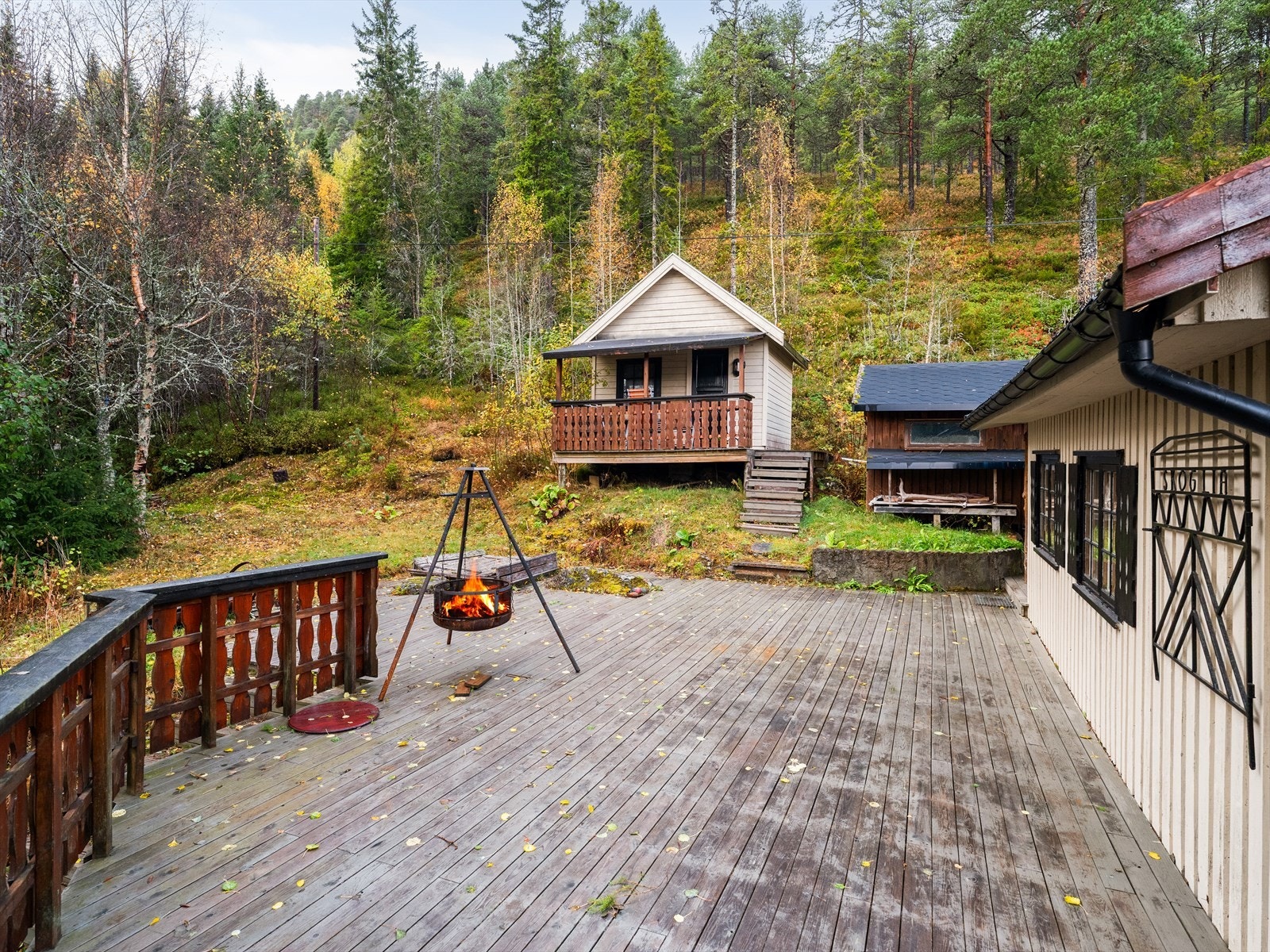 Terrassen er på hele 70 kvm med god plass til sittegruppe Galleribilde