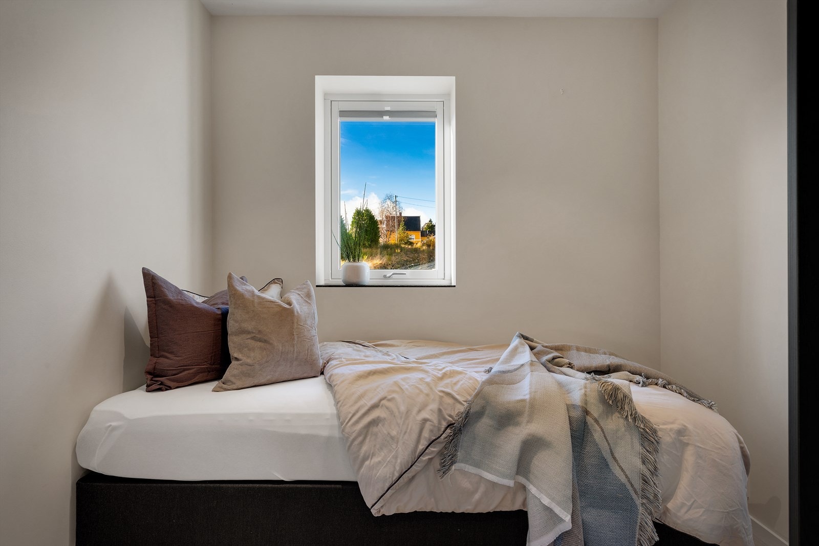 - Rommet er innredet med en-stavs laminat og slette malte vegger - Galleribilde