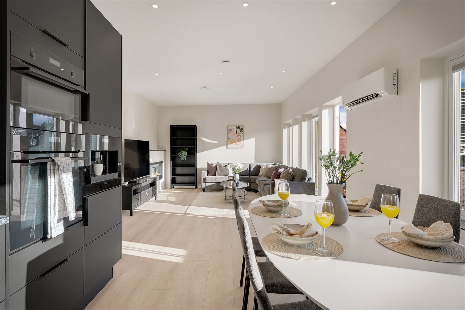 - Leiligheten har innvendig solskjerming på alle vinduer, som kan settes i ønsket høyde - Galleribilde