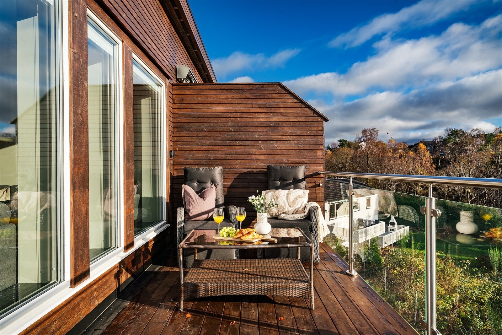 - Bosett deg tilbaketrukket i landlige omgivelser med kort vei til "alle" servicetilbud - Galleribilde