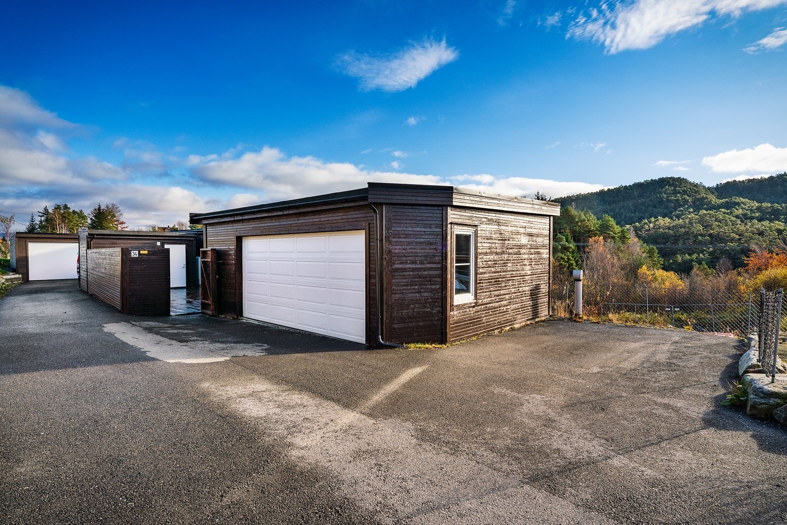 - Leiligheten har også en garasje på hele 46 m² med god plass til 2 biler - Galleribilde