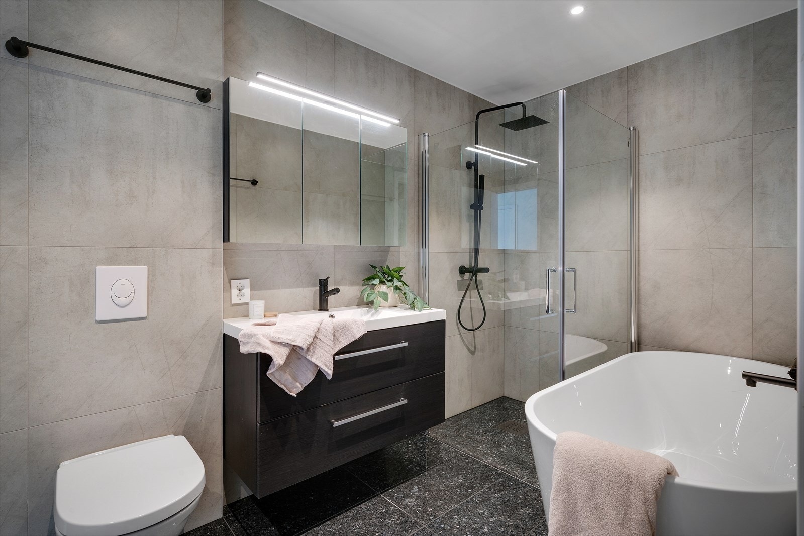 - Få spafølelsen i eget hjem med badekar og regnfallsdusj - Galleribilde