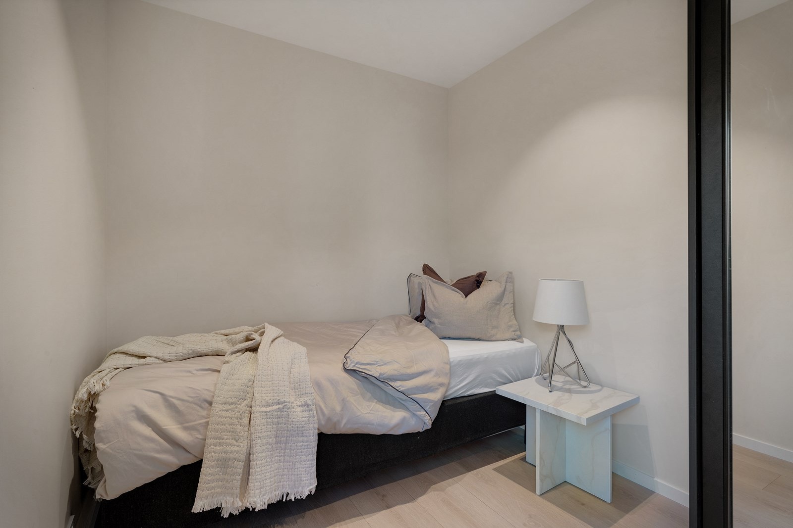 - Vinduskarmene på soverommene har sammen naturstein som i gang- Galleribilde