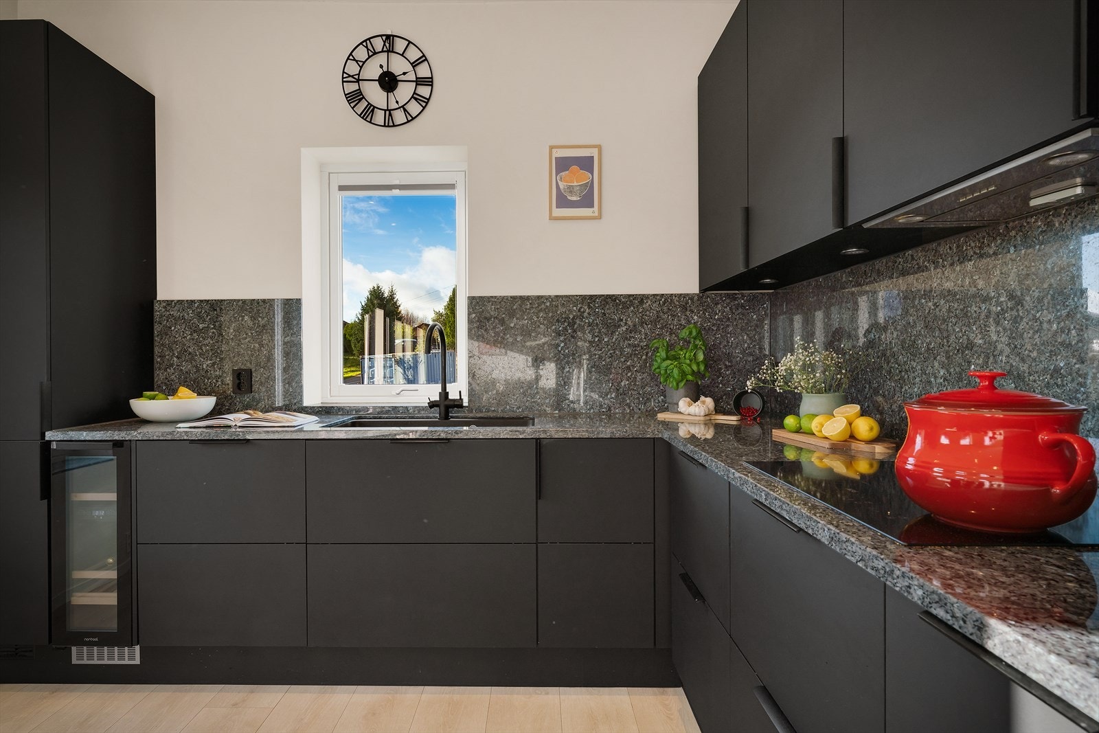 - Kjøkkenet har kjøkkeninnredning med slette fronter og kvalitetesbenkeplate i stein - Galleribilde