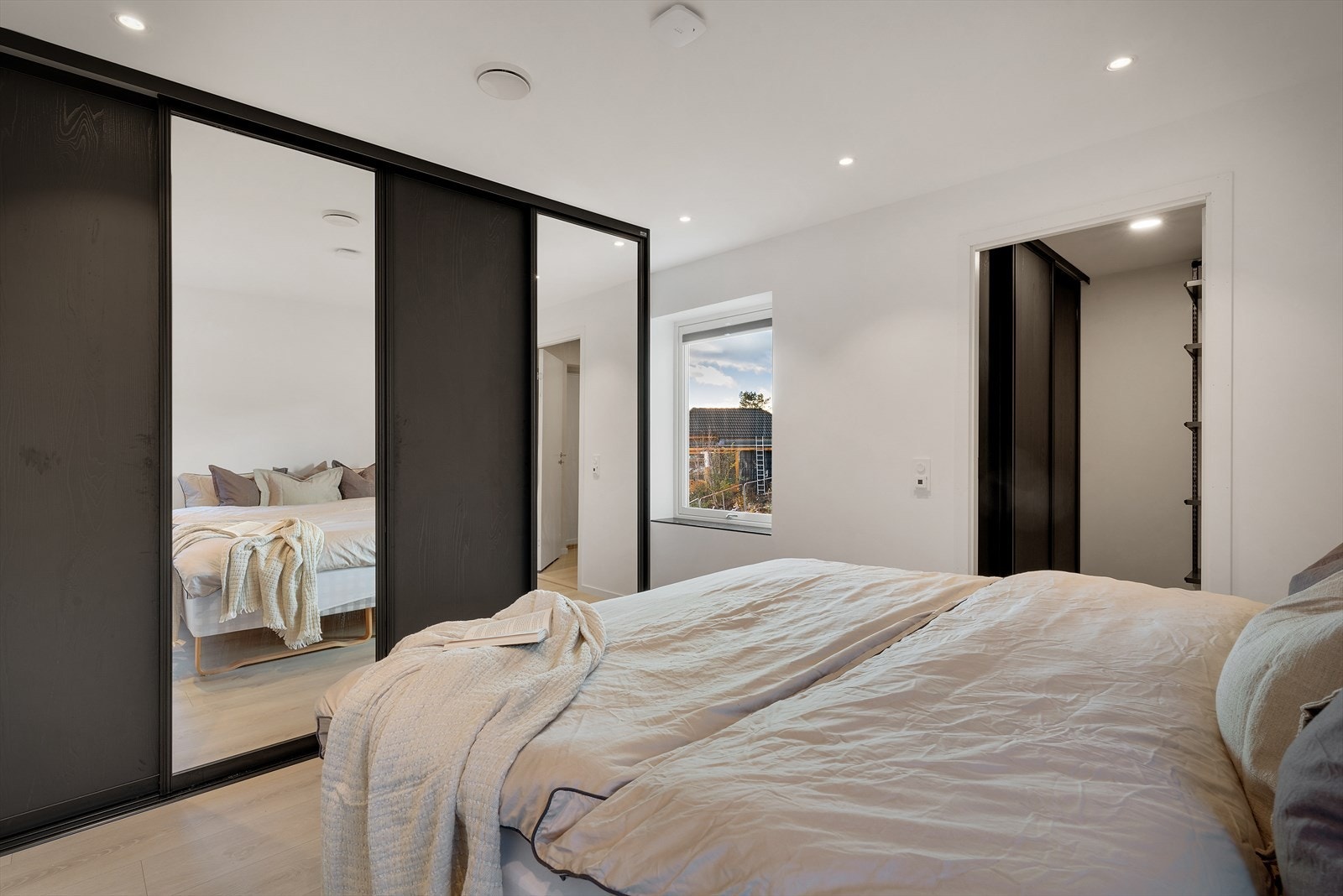 - Merk generøs lagringsplass i både skyvedørsgarderobe + walk-in-closet - Galleribilde