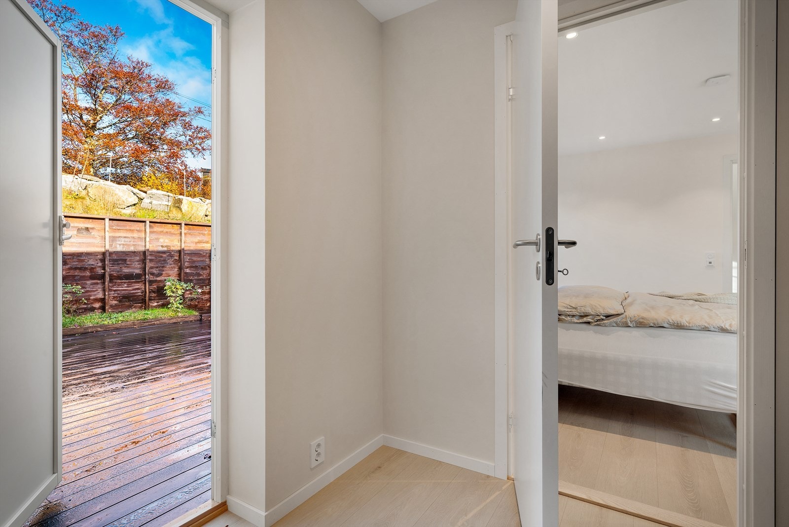 - Vi beveger oss ut til terrasse på ca. 57m²- Galleribilde