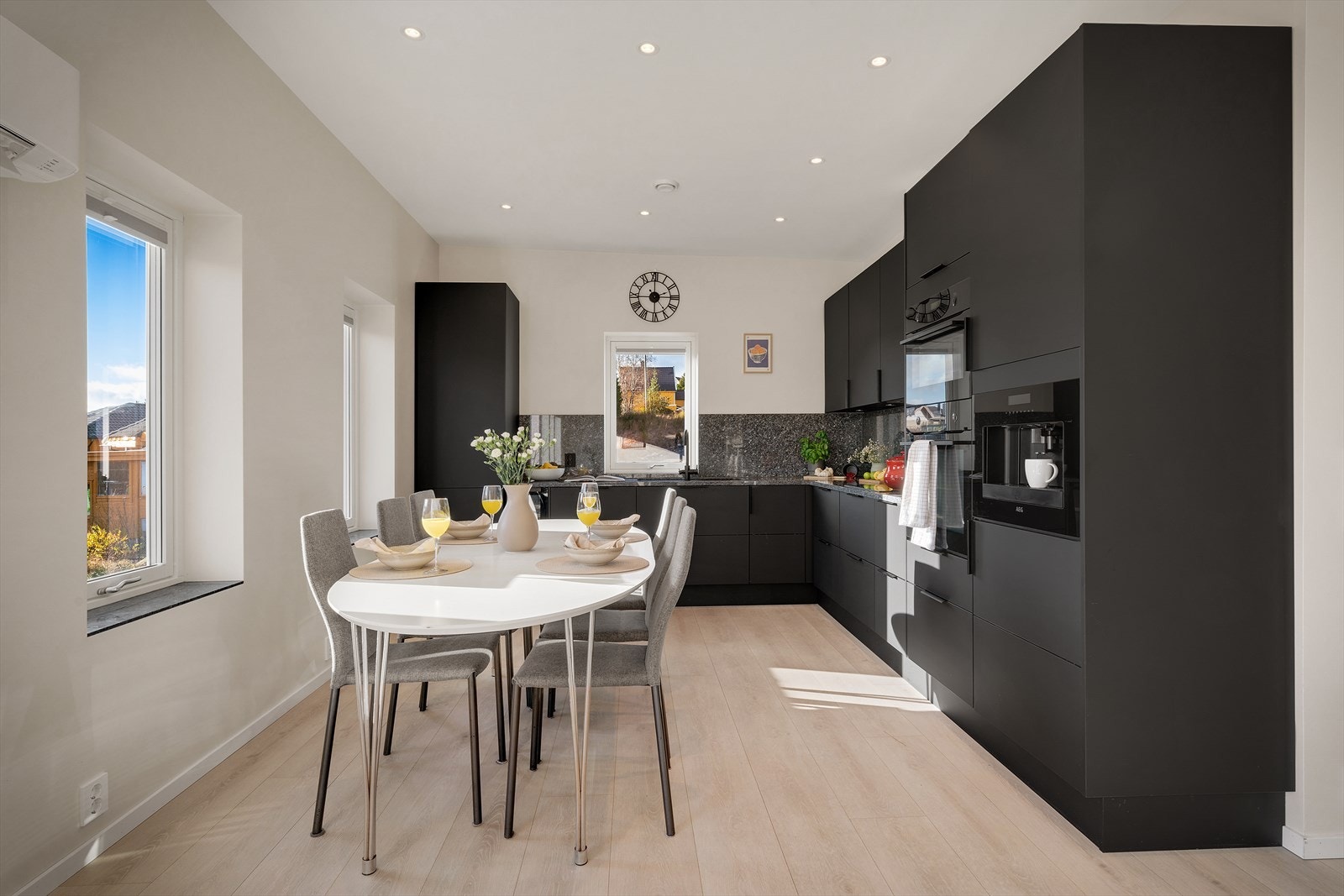 - Med åpen løsning oppleves rommet som en sosial sone hvor man kan holde dialogen gående mens man disker opp til middag - Galleribilde