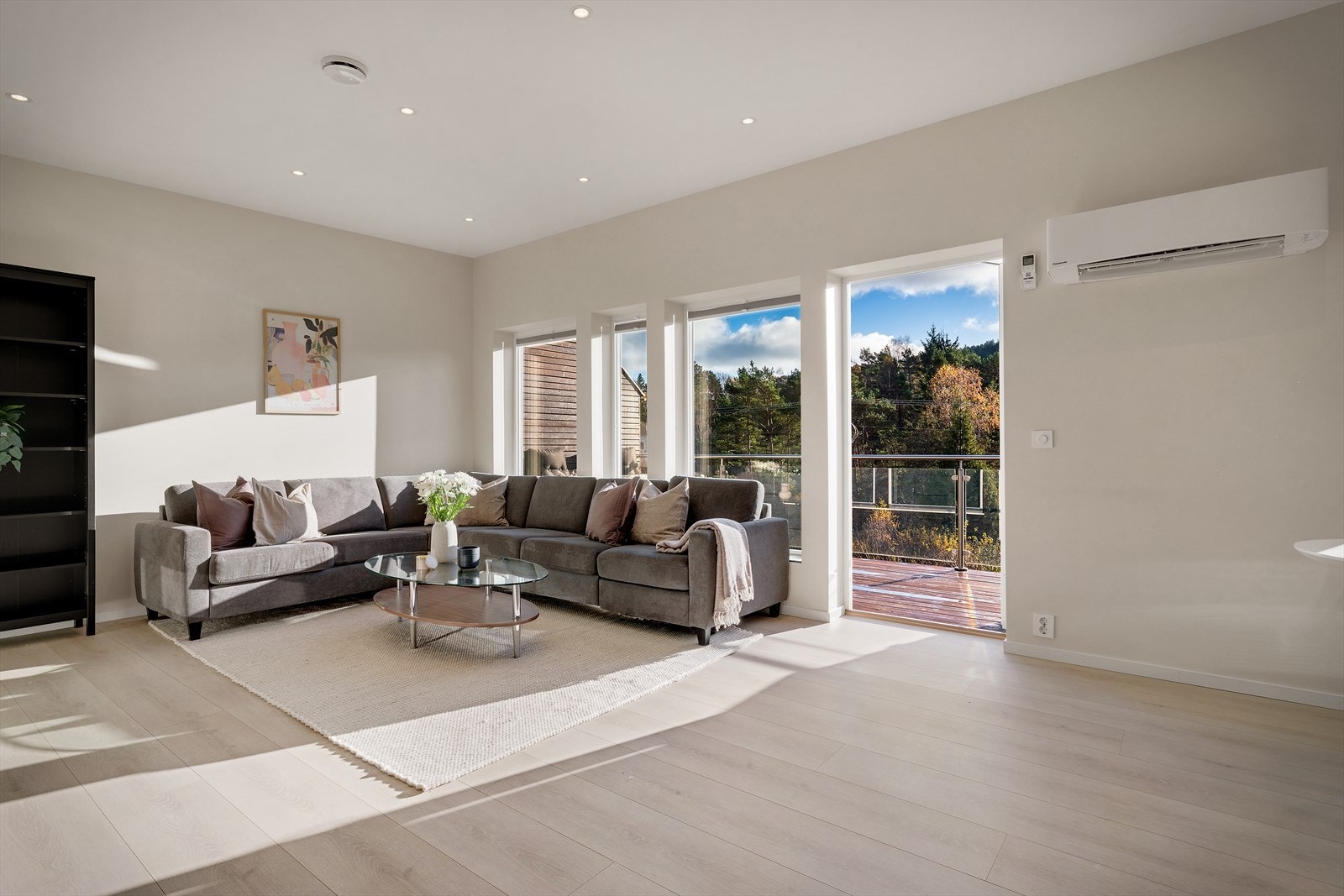 - Innvendig måler boligen 94 m² og inneholder entre/gang, stue, kjøkken, 3 soverom, bad og vaskerom - Galleribilde