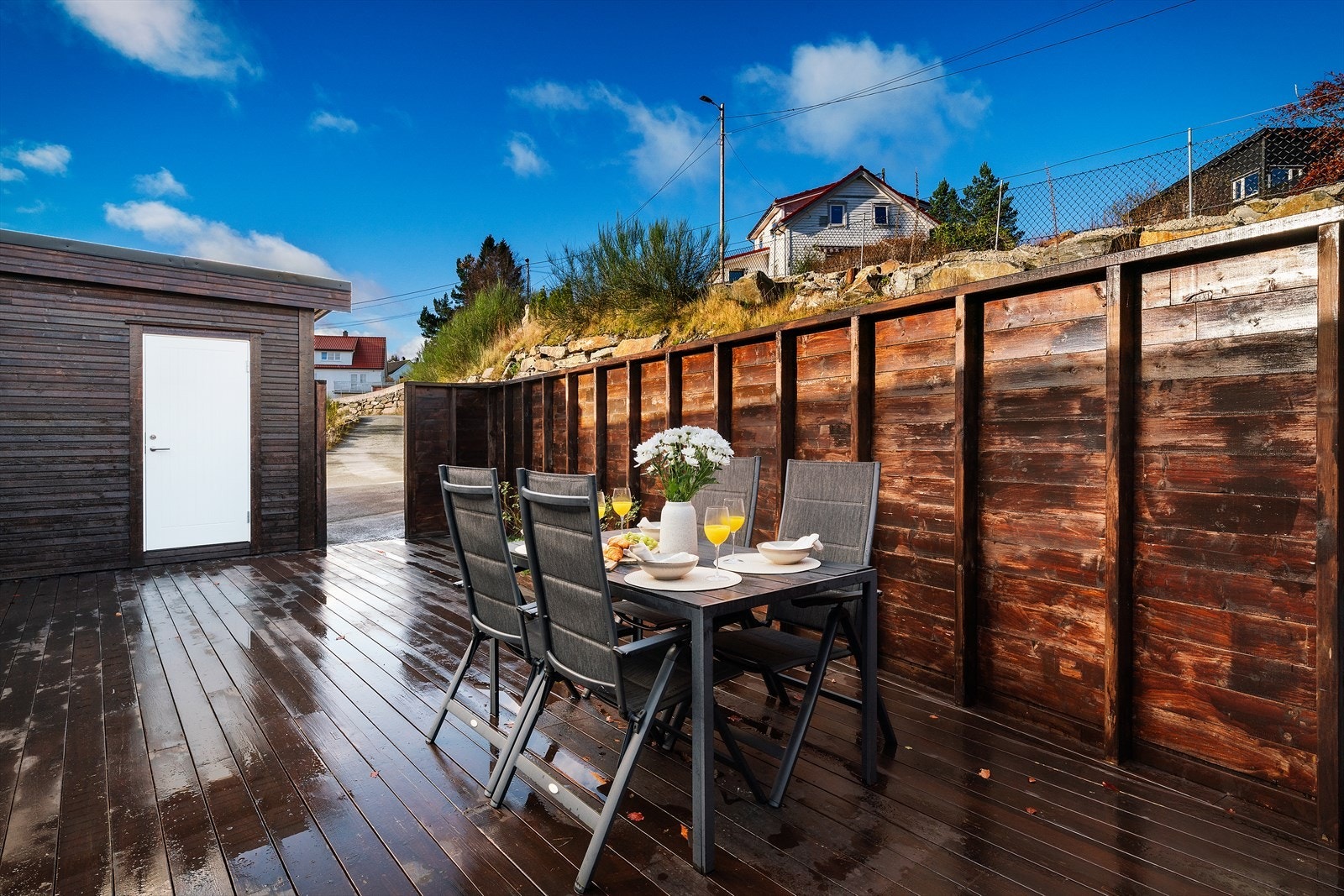 - Terrassen oppleves privat, godt skjermet med levegger. Merk HELT trappefri adkomst! - Galleribilde