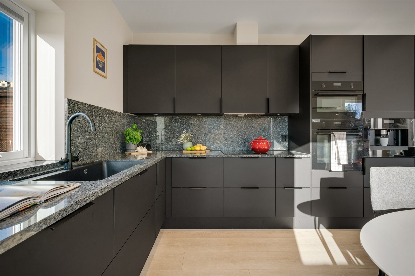 - Merk påkostet backsplash i samme stein som benkeplaten- Galleribilde