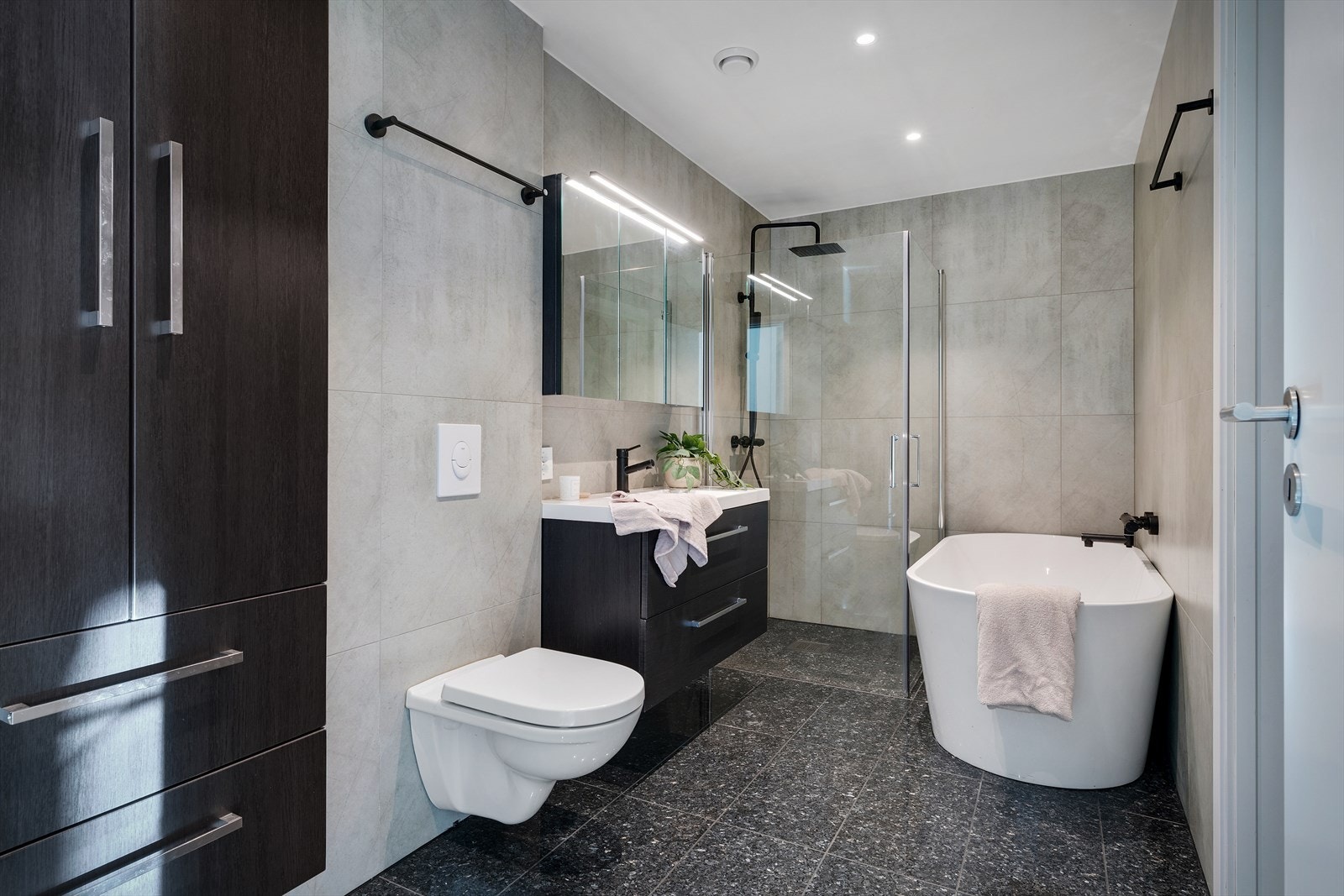 - Badet måler 6,8 m² og har behagelig gulvvarme - Galleribilde