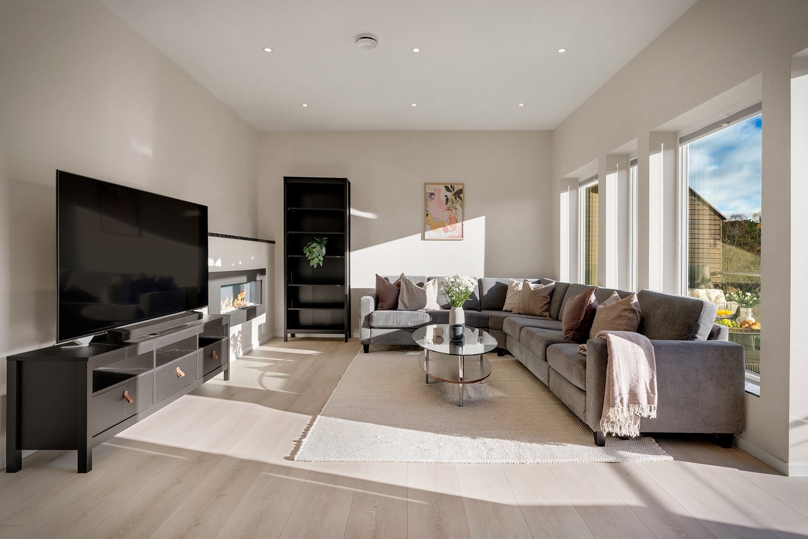 - Stuen oppleves som lys og luftig med store vindusflater som sørger for rikelig med lysinnslipp. Merk spotlights i himling - Galleribilde