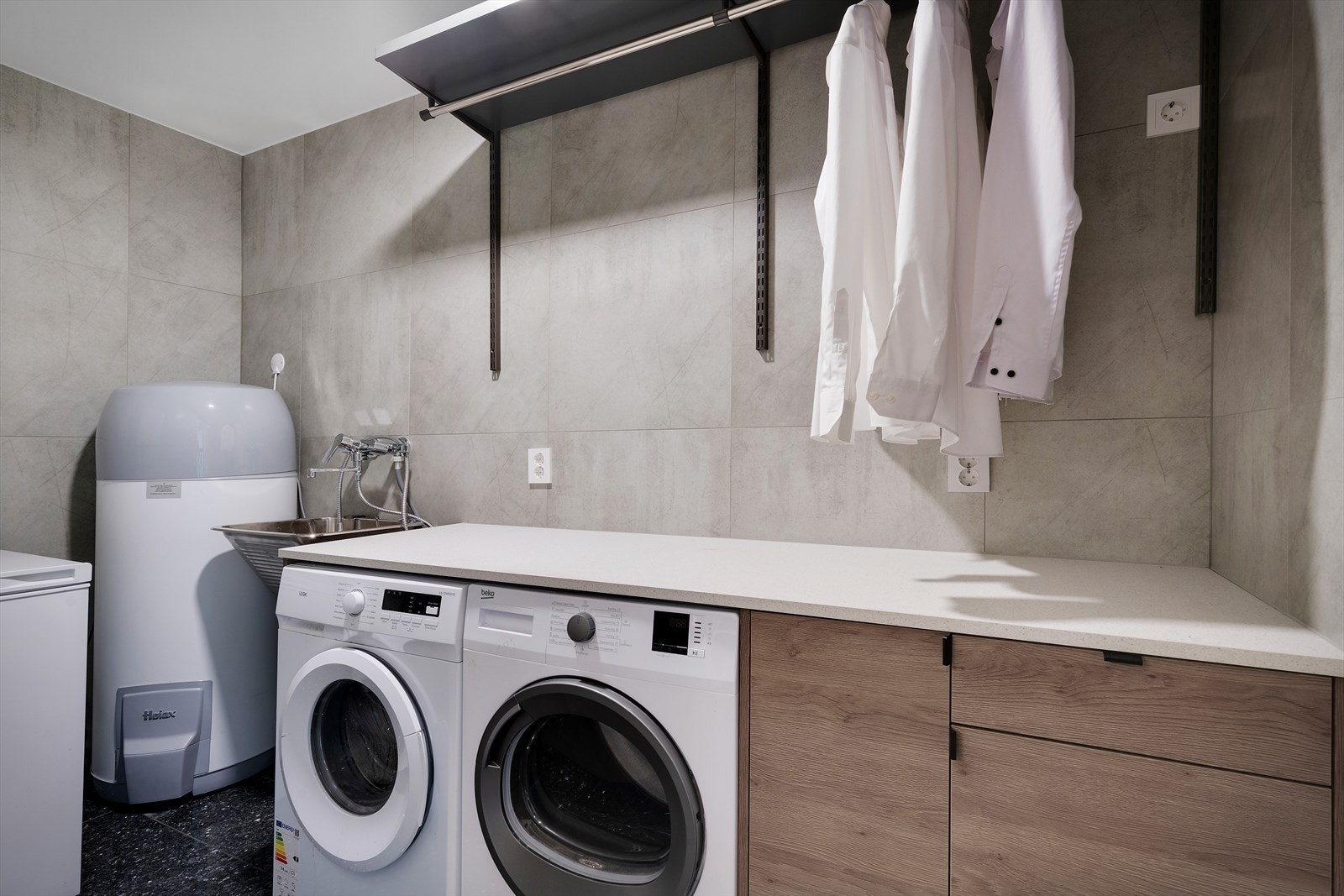 - Vaskerommet måler 4,5 m². Vaskerommet er innredet med vask, kran, dusj for avspyling, vaskebenk tilpasset både for vaskemaskin og tørketrommel under, garderobe og skap løsninger. Galleribilde