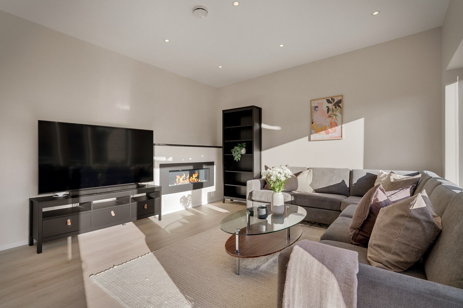 - Stuen har elektrisk peis med varmekapasitet på 2000 watt- Galleribilde