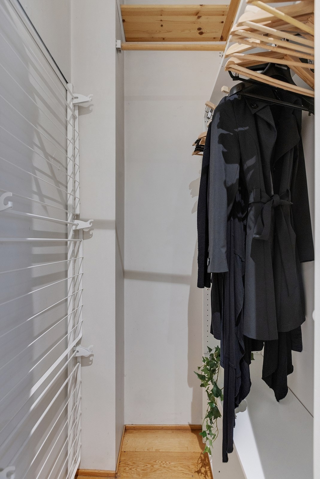 "Walk-in closet" (med nedfellbart tørkestativ) Galleribilde