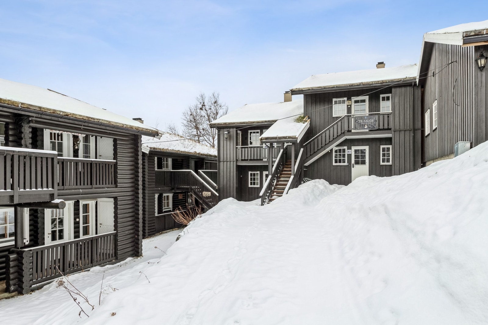 Felleskostnaden på kr. 1000,- inkl. bl.a. forsikring, brøyting, internett og brannvarsling. Galleribilde