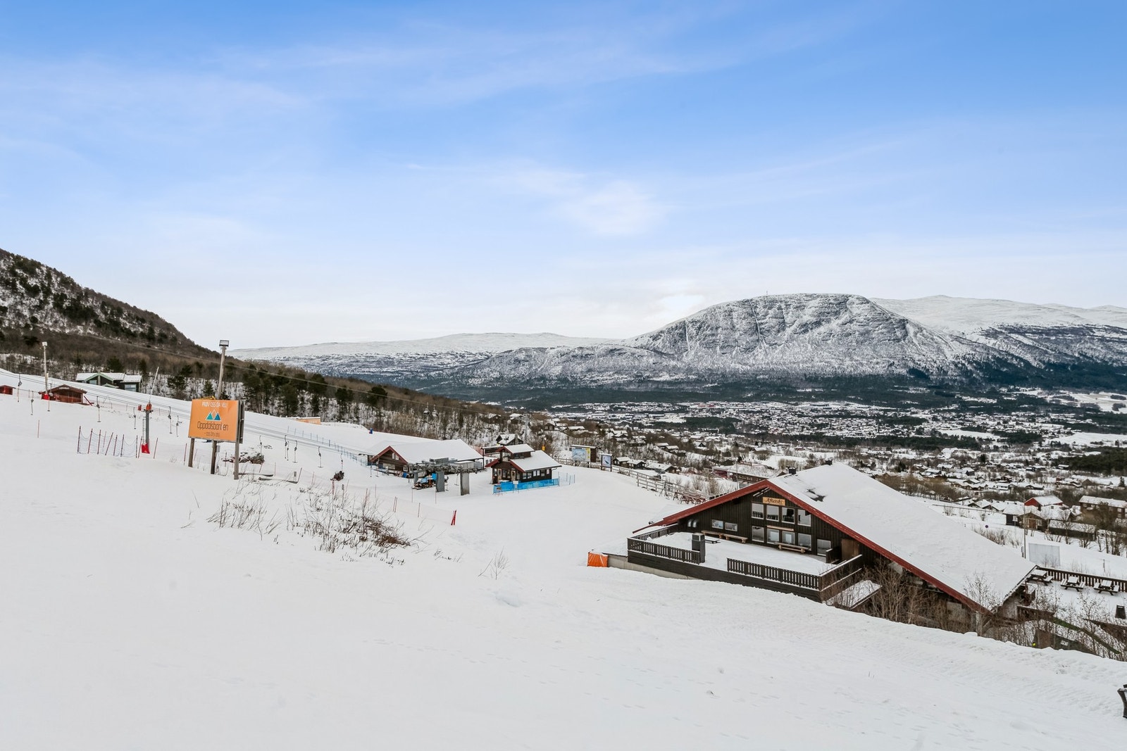 Leiligheten har en fantastisk beliggenhet, med kort avstand til helårs turterreng, oppkjørte skispor og alpinanlegg - perfekt for både vinter- og sommeraktiviteter. Galleribilde