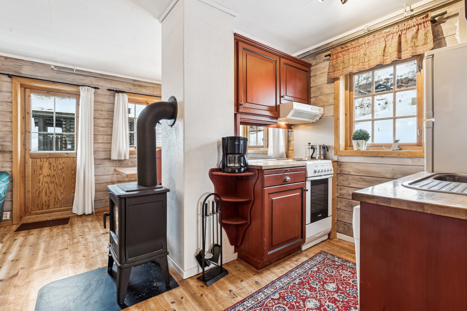 Leiligheten ligger i andre etasje og byr på fin utsikt, samt uteplass både foran og bak. Galleribilde