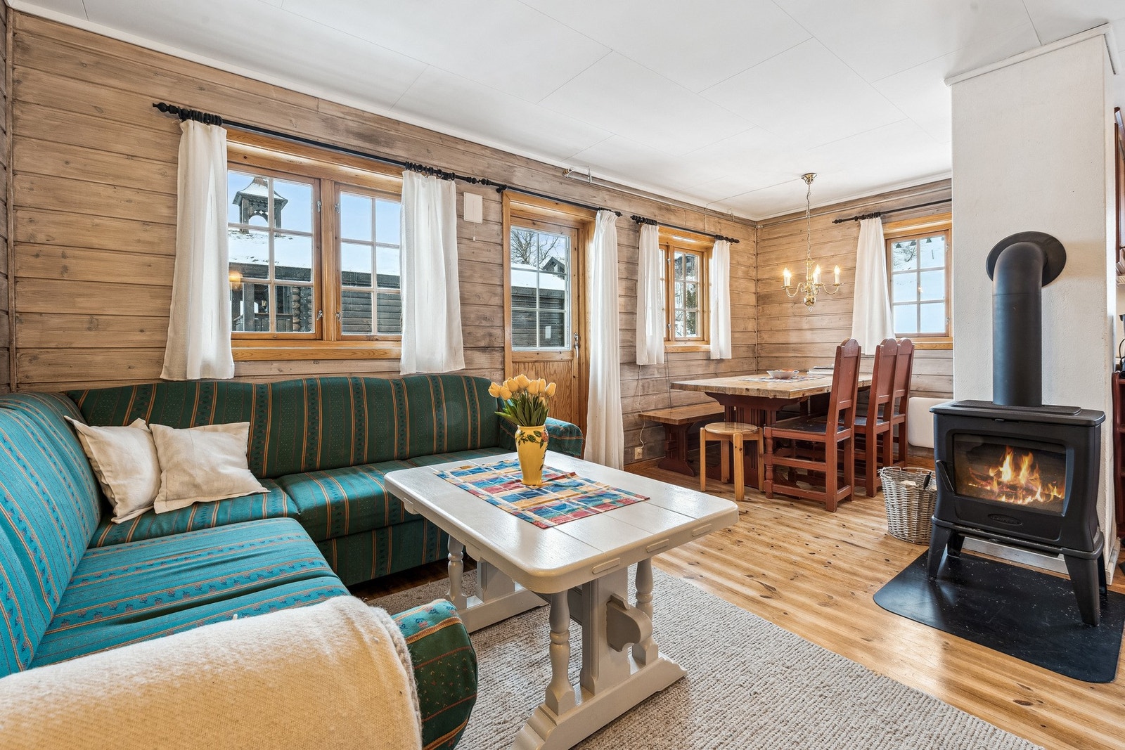 Stue med nyrenovert, godkjent pipe og ny peisovn. Galleribilde