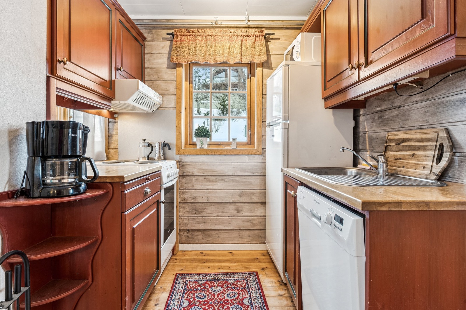 Sjarmerende kjøkken - Her får du en koselig atmosfære med tidløse detaljer, godt med skapplass og en praktisk planløsning. Galleribilde