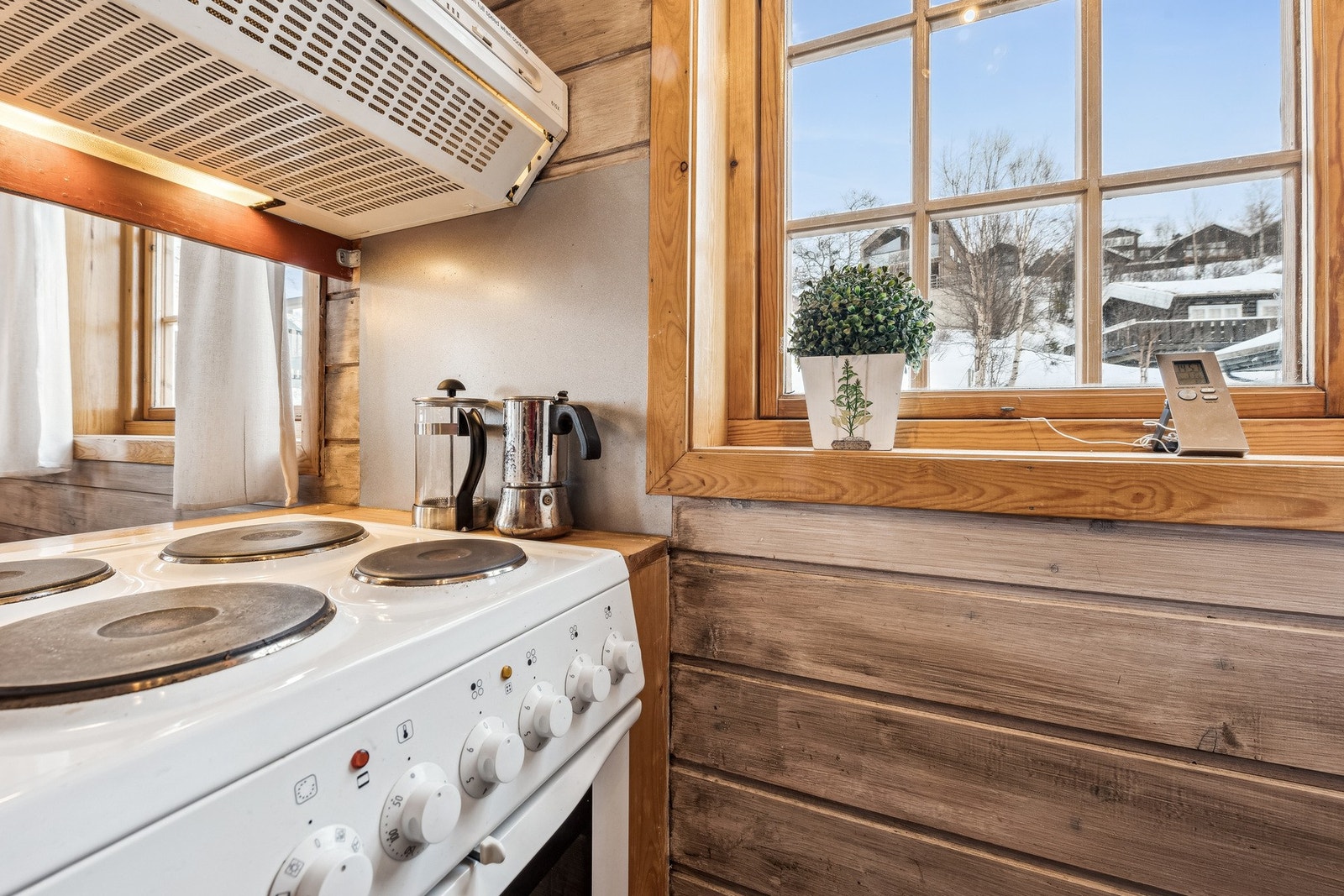 Kjøkkenet har flotte detaljer i naturlige materialer som gir en lun fjellfølelse. Galleribilde