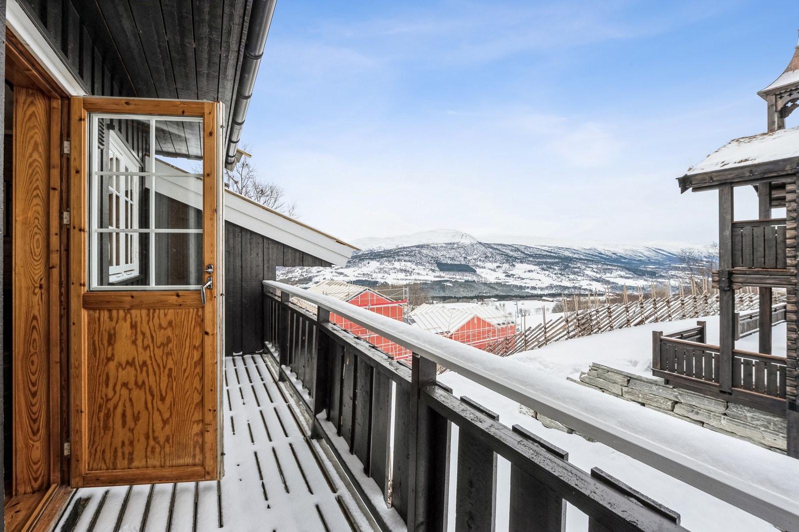 Leiligheten har en flott balkong mot sør, hvor du kan nyte morgenkaffen med frisk fjelluft. Galleribilde