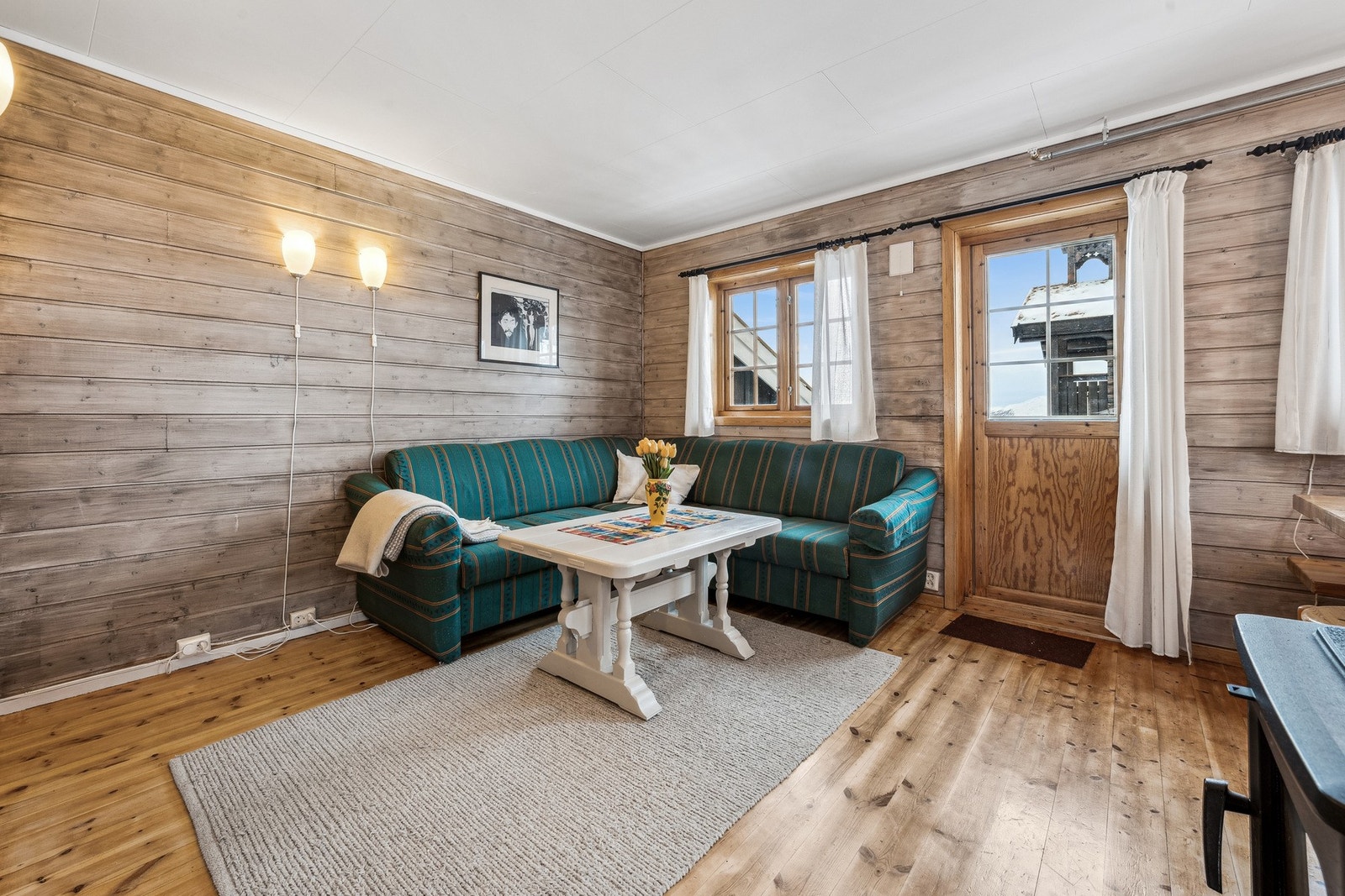 Nåværende eier har vært i dialog med kommunen angående loftsutbygging, og kommunen har vist positiv interesse. Det gis imidlertid ingen garantier før korrekt søknad og beskrivelse er levert. Det er plass til trapp opp fra stuen, mtp. loftsutbygging. Galleribilde