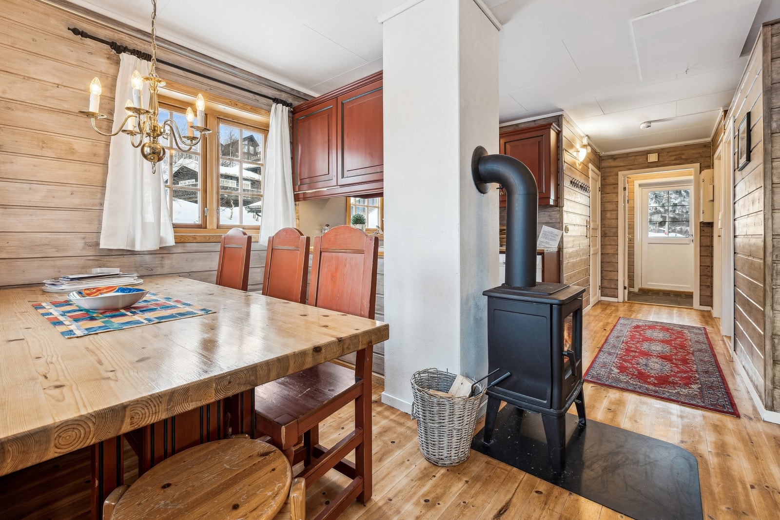 Fra leiligheten er det kun ca. 4 km til Oppdal sentrum, som byr på et variert utvalg av butikker, restauranter og andre servicefasiliteter, noe som gir en fin balanse mellom rolig fritid og nærhet til byens tilbud. Galleribilde