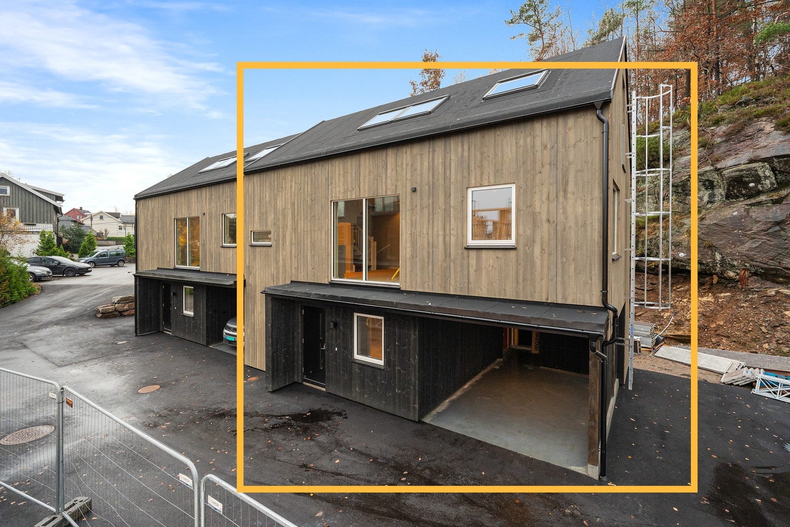 Boligen er innholdsrik over 3 plan med carport i 1.etg og ekstra parkeringsmulighet utenfor Galleribilde