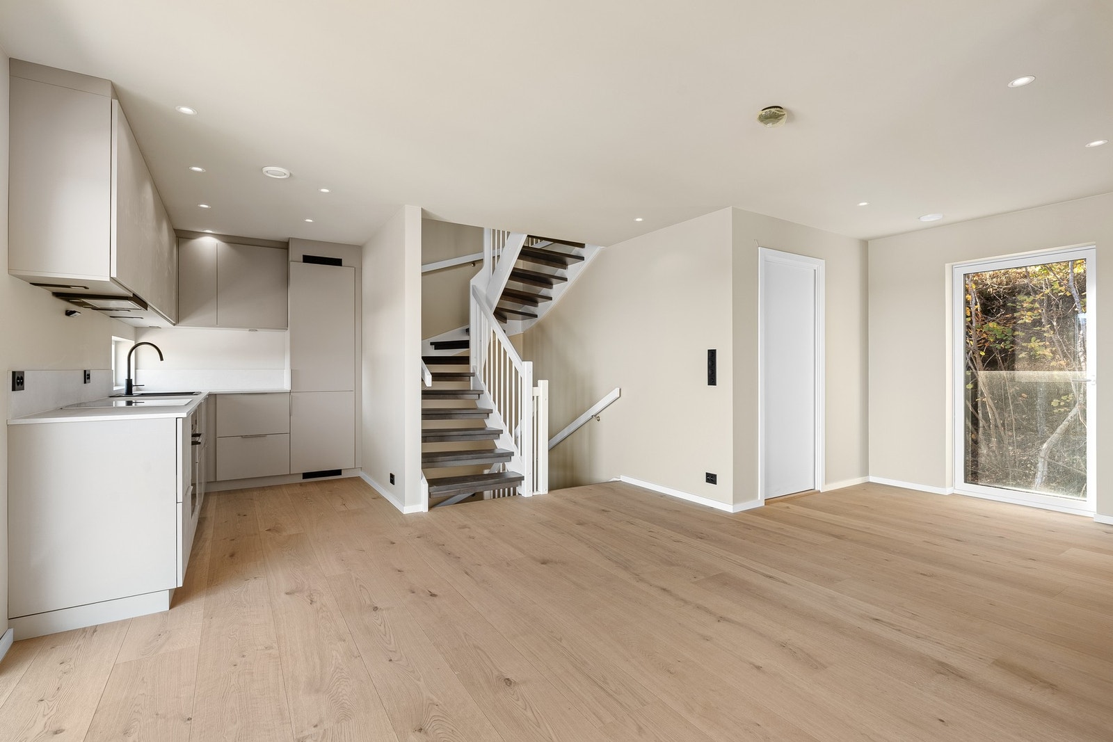 Fra del av stue og den åpne kjøkkenløsningen i 2.etg. Galleribilde