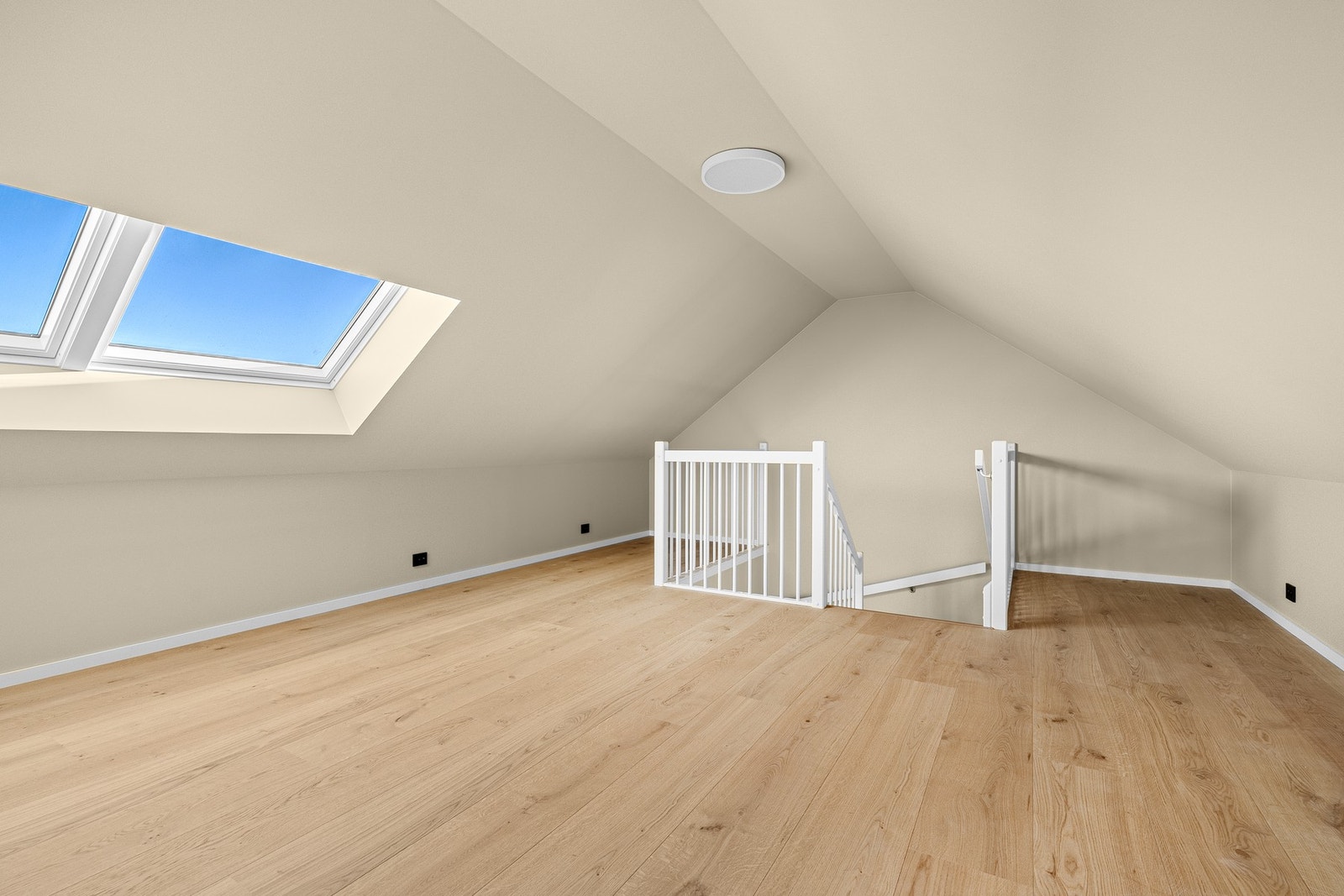 Del av loftstue 3.etg. med takvinduer Galleribilde