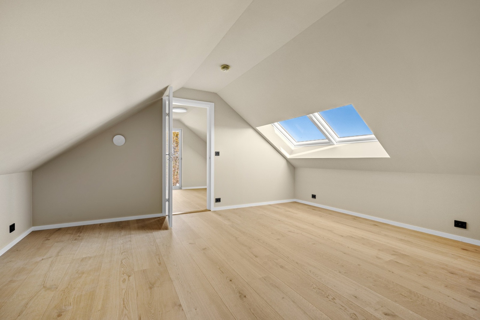 Del av loftstue 3.etg. med takvinduer Galleribilde