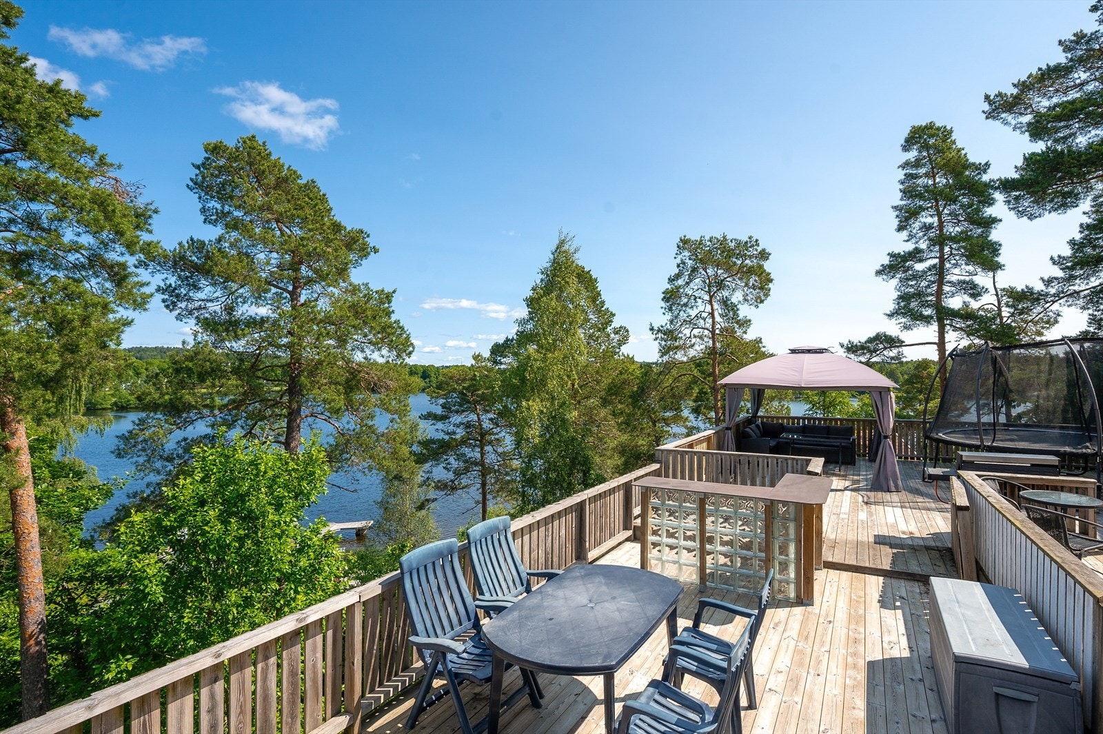 Boligen har en stor, usjenert veranda med gode solforhold. Galleribilde