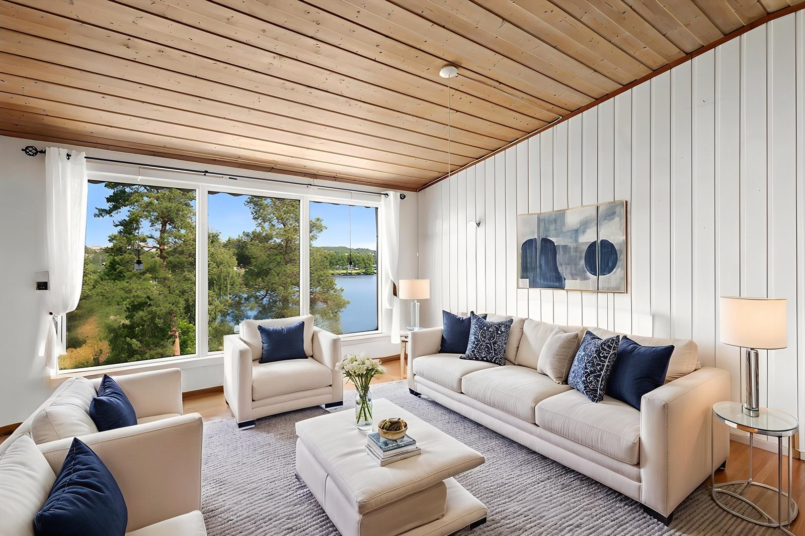 Stue digitalt møblert for inspirasjon. Avvik i areal kan forekomme da det er brukt digitale verktøy. Galleribilde