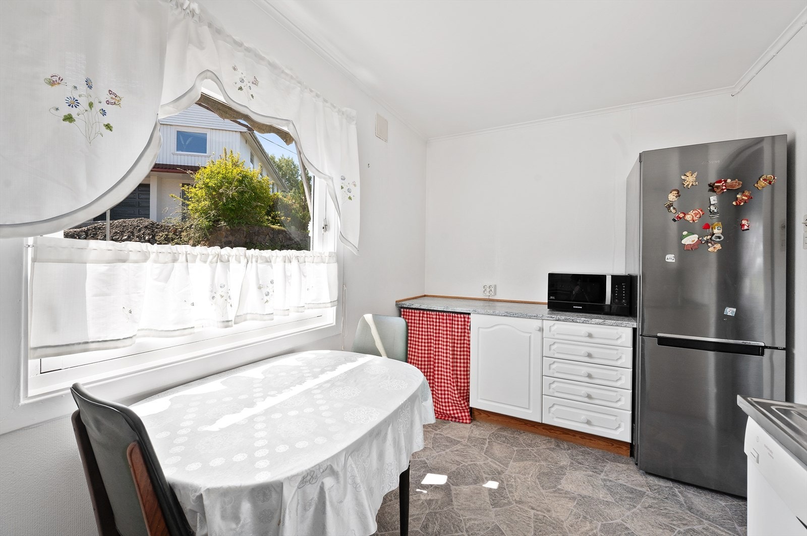 Kjøkkenet har også plass til spisebord om ønskelig. Galleribilde