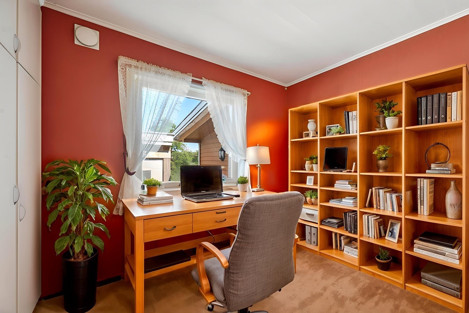 Hjemmekontor / soverom digitalt møblert for inspirasjon. Avvik i areal kan forekomme da det er brukt digitale verktøy. Galleribilde