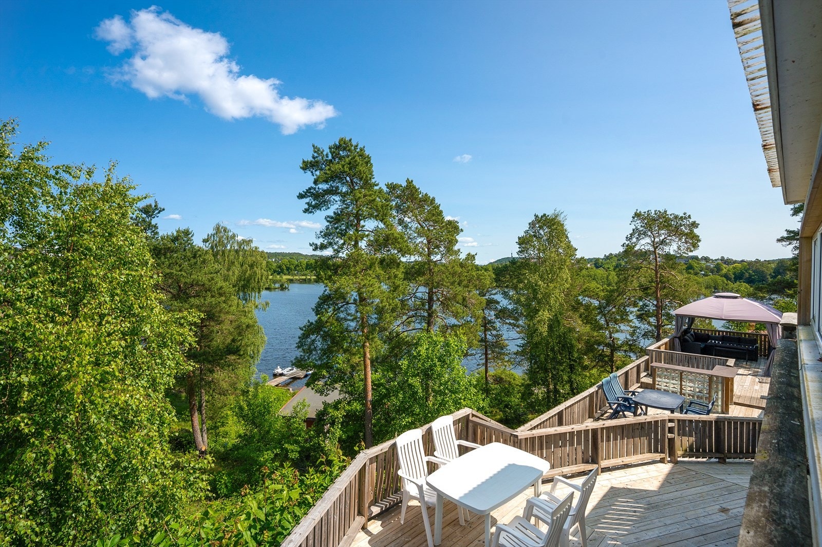 Fra verandaen er det fin utsikt. Galleribilde