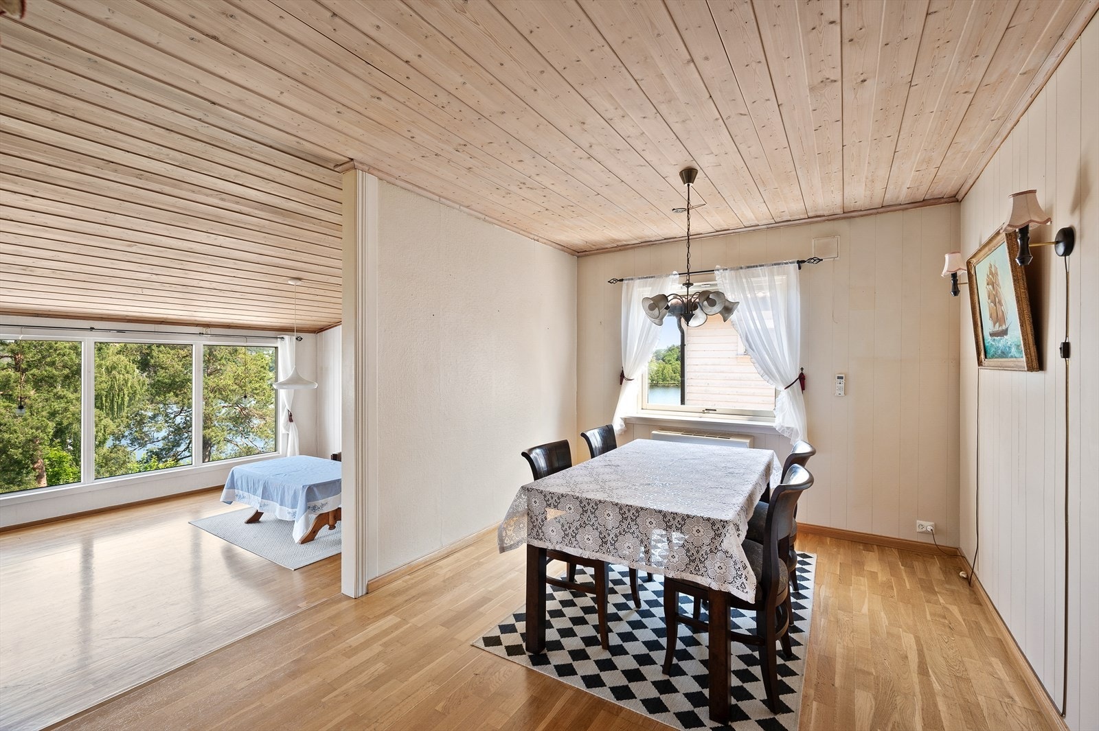 Spisestue i tilknytning til stue og kjøkken. Galleribilde