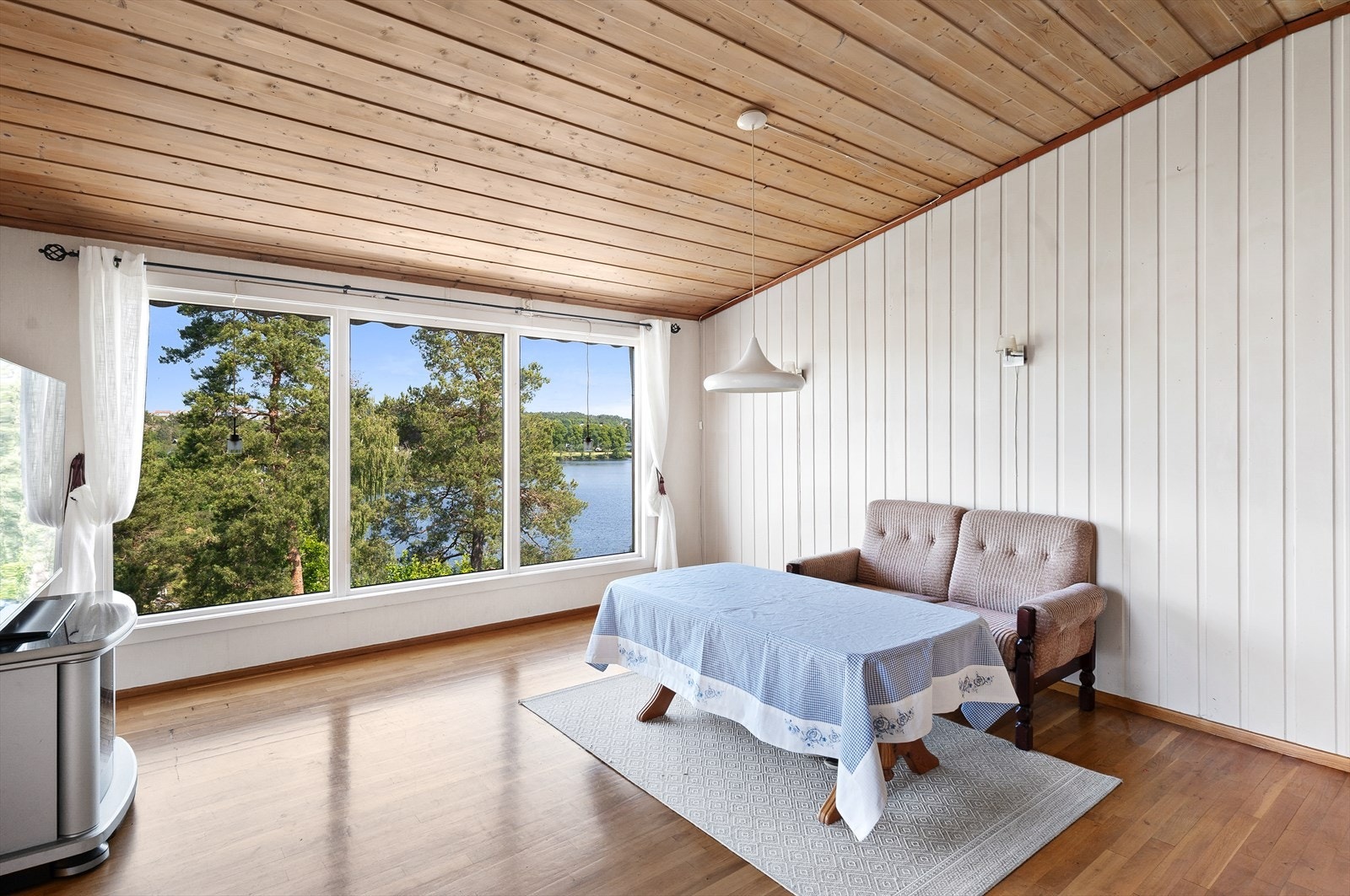 Stue med god takhøyde og store vinduer som slipper inn mye naturlig lys. Galleribilde