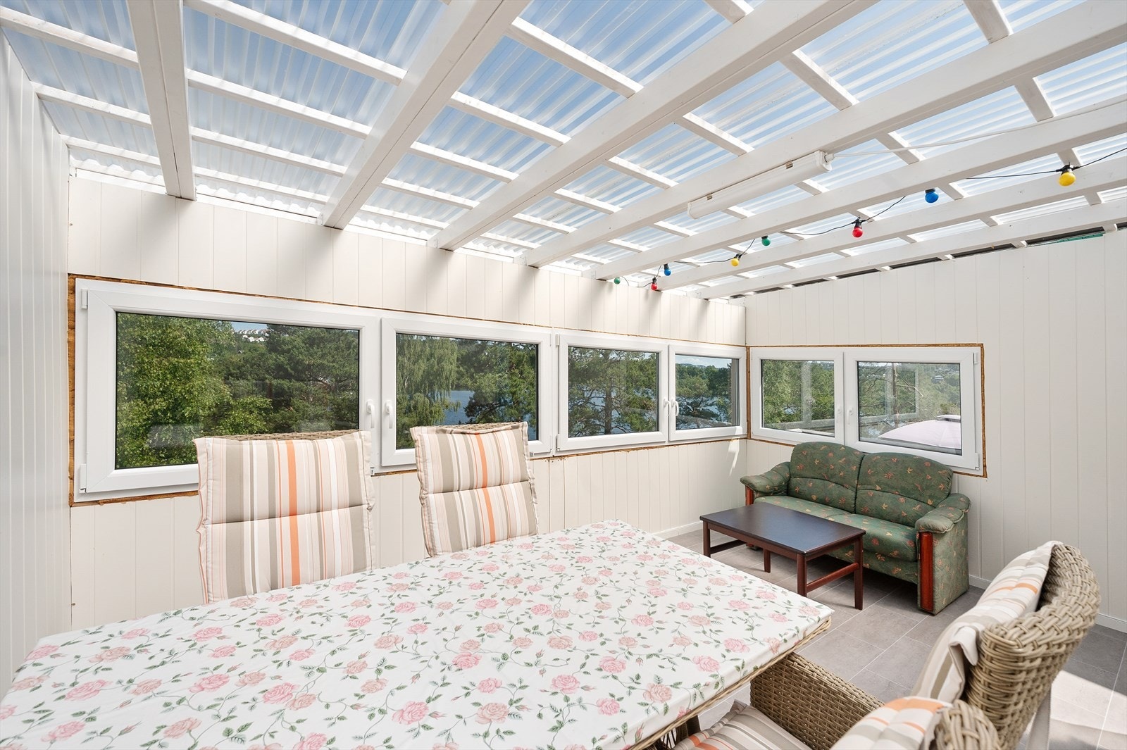 Koselig hagestue som forlenger sommerkveldene. Galleribilde