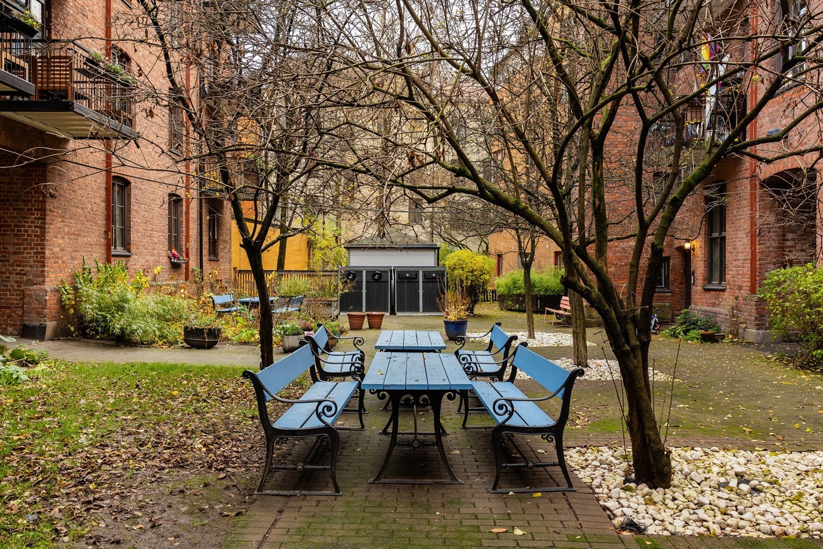 Borettslaget har en pent opparbeidet bakgård med sittegrupper, grillplass, kjøkkenhage og vakker beplantning. Her kan dagene nytes både inne og ute. Galleribilde