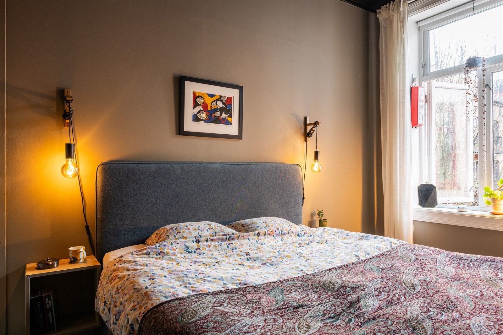 Leilighetens hovedsoverom har god plass til dobbeltseng og vender ut mot en rolig bakgård. Galleribilde