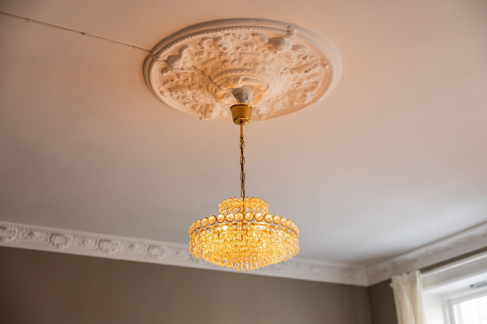 Rosett og stukkatur gir leiligheten et klassisk preg. Galleribilde