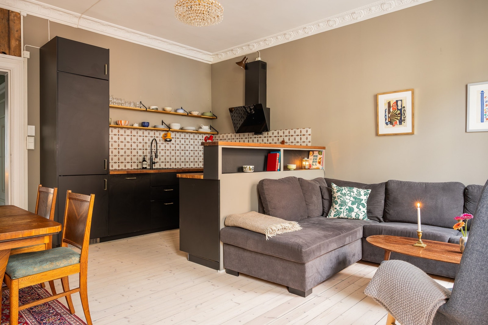 Kjøkkenet fra Ikea er fra 2019 og er i åpen løsning til stuen. Galleribilde