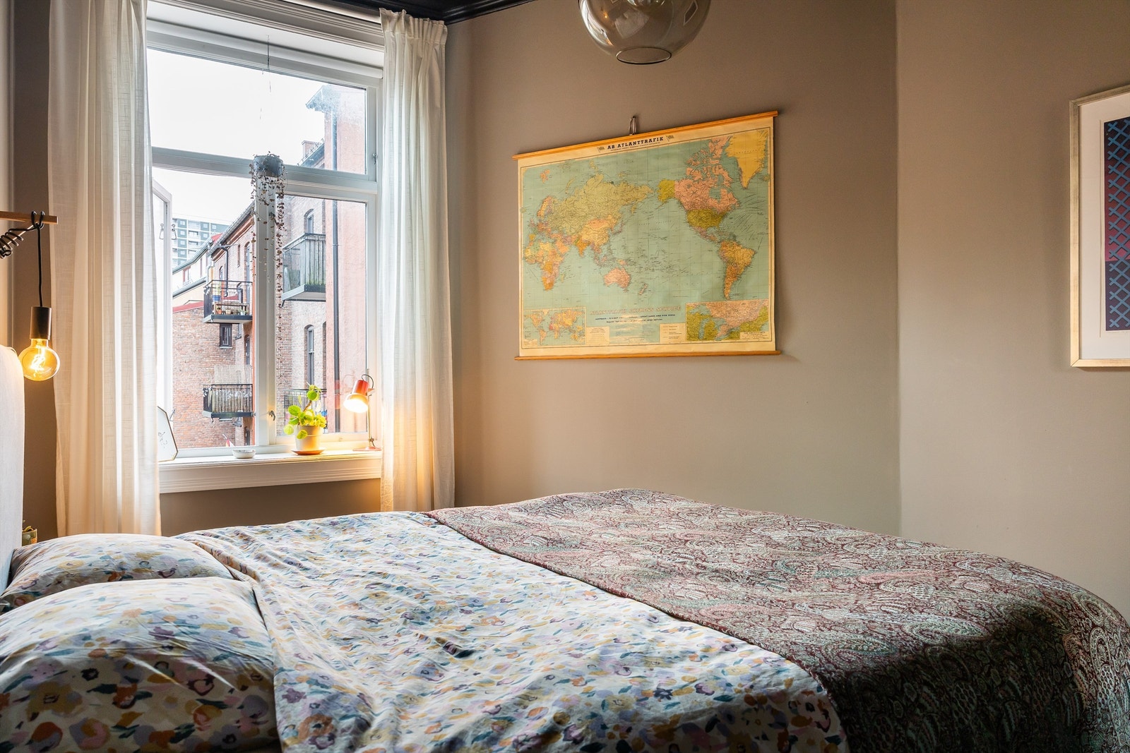 Rommet er malt i behagelige farger. Galleribilde