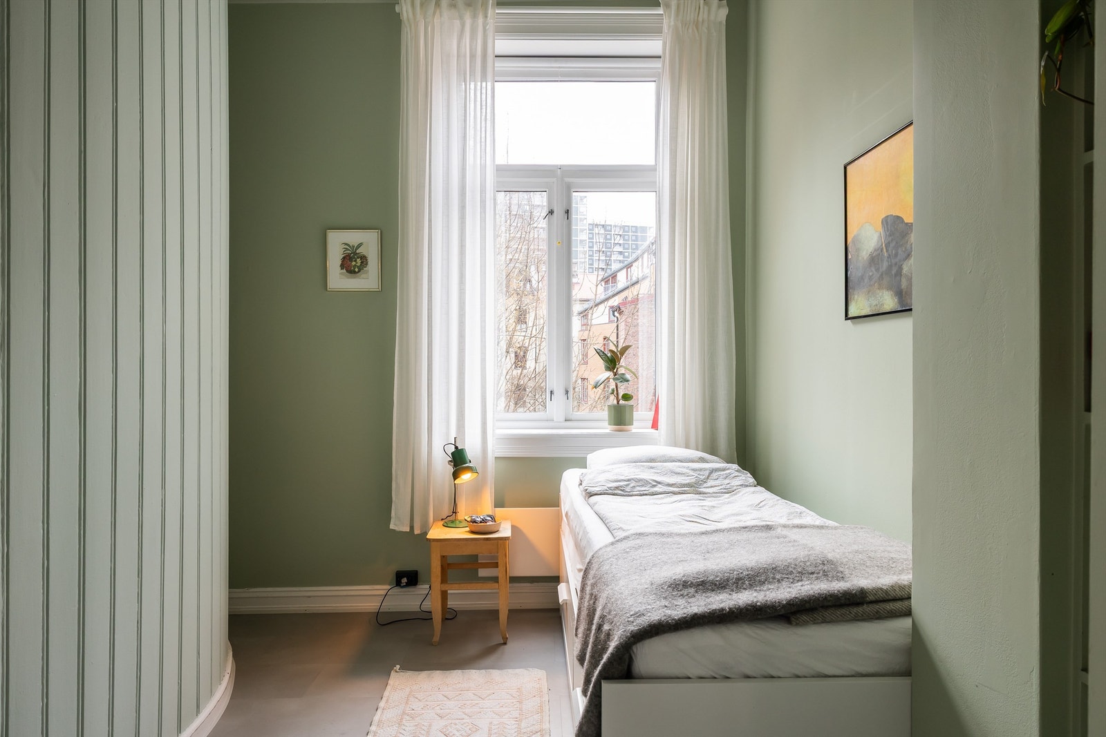 Rommet er malt i en delikat farge og har veggene har både malte flater, samt panel. Galleribilde