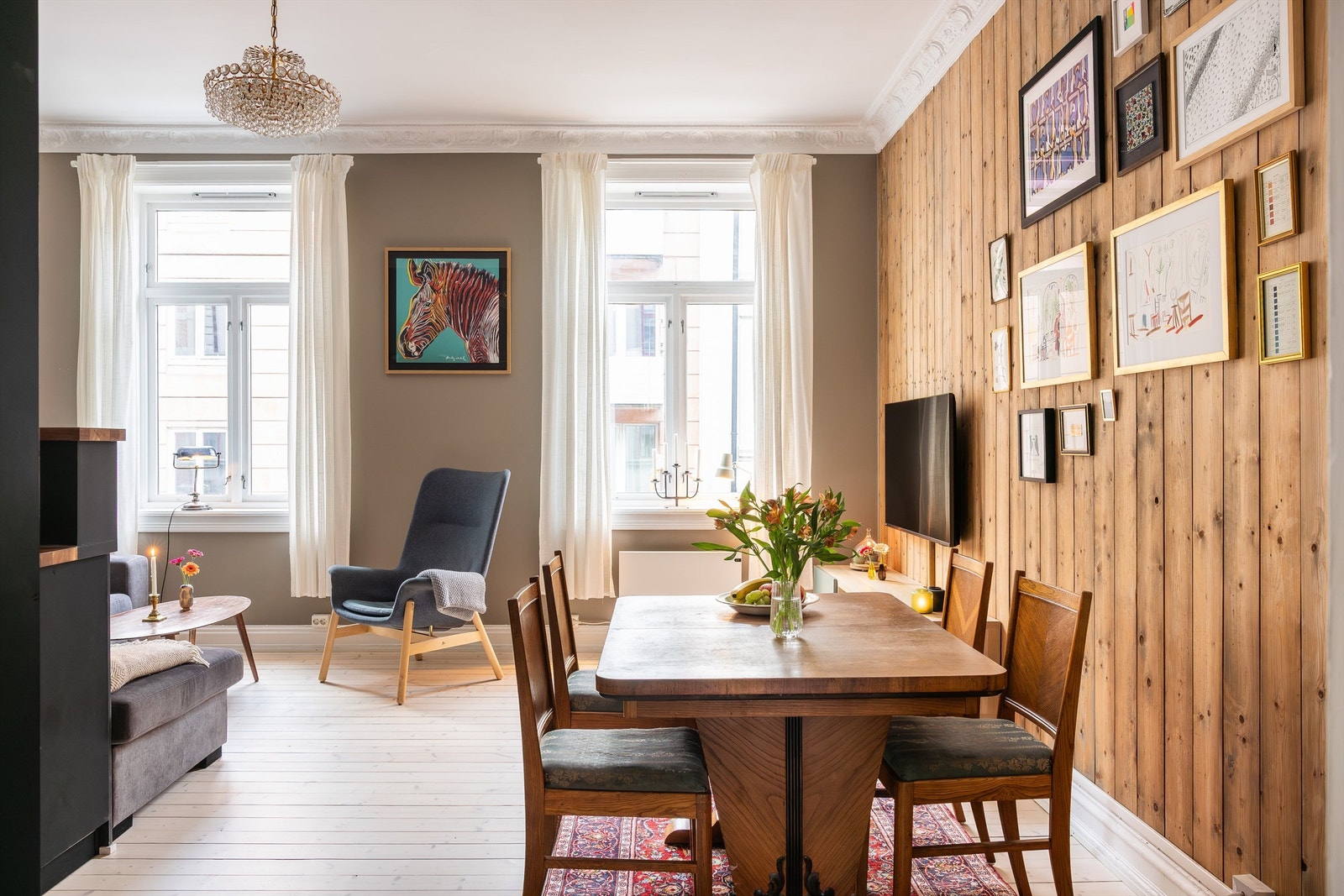 Leiligheten består av entré, baderom, to soverom samt stue/kjøkken i åpen løsning. Galleribilde