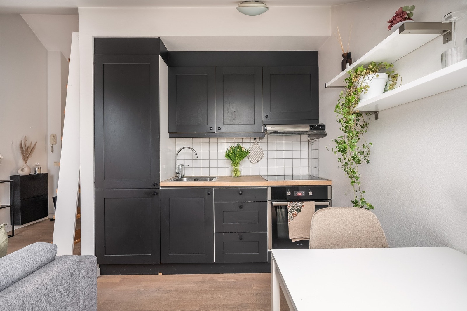 Pent og praktisk kjøkken med heltre fronter og benkeplate. Galleribilde