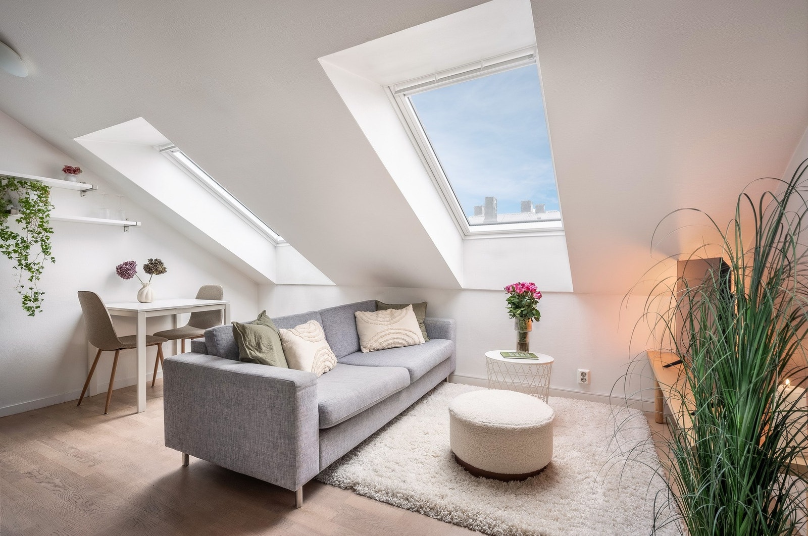 Stuen er av god størrelse med plass til møblering av både stue- og spisemøbler. Galleribilde