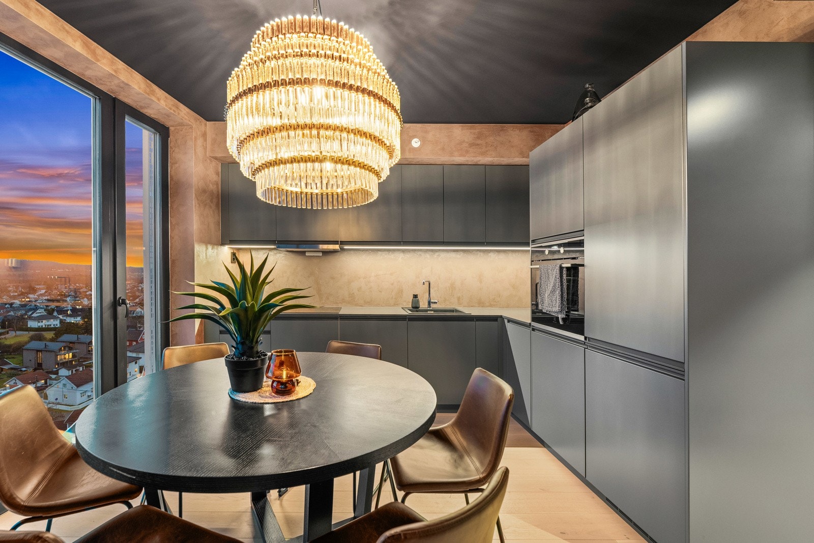 Kjøkkeninnredning fra Drømmekjøkkenet med integrerte hvitevarer Galleribilde